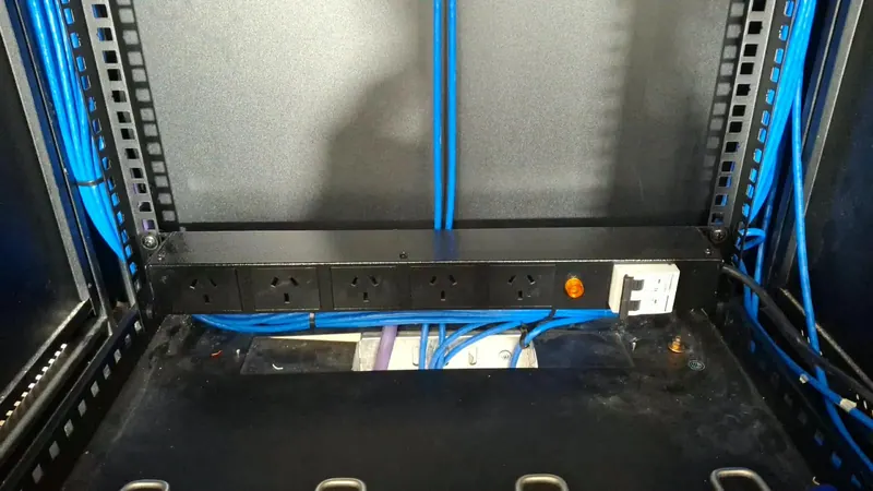 Regleta de alimentación del rack con llave térmica de protección