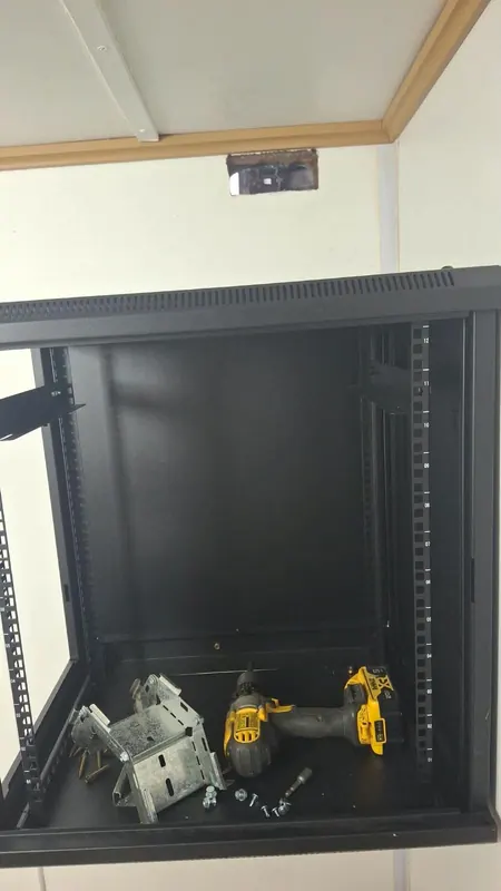 Gabinete de pared vacío con herramientas en su interior
