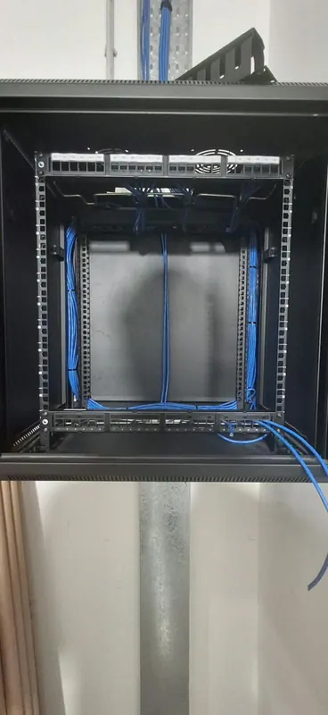 Patch panels terminados con cables ordenados por los laterales del rack