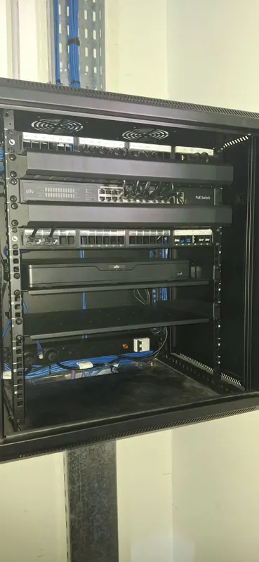 Rack equipado con patch panel, switch PoE y NVR