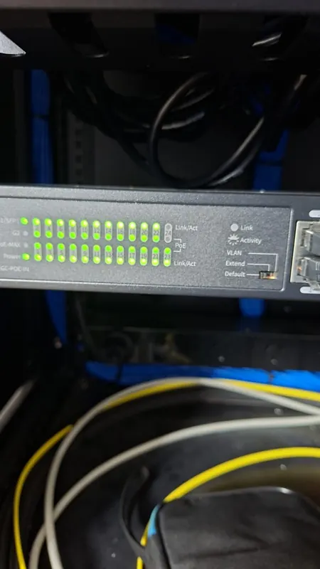 Switch PoE de 24 puertos con los puertos en uso encendidos